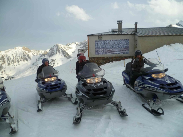De camino a una excursión en moto de nieve en 05 